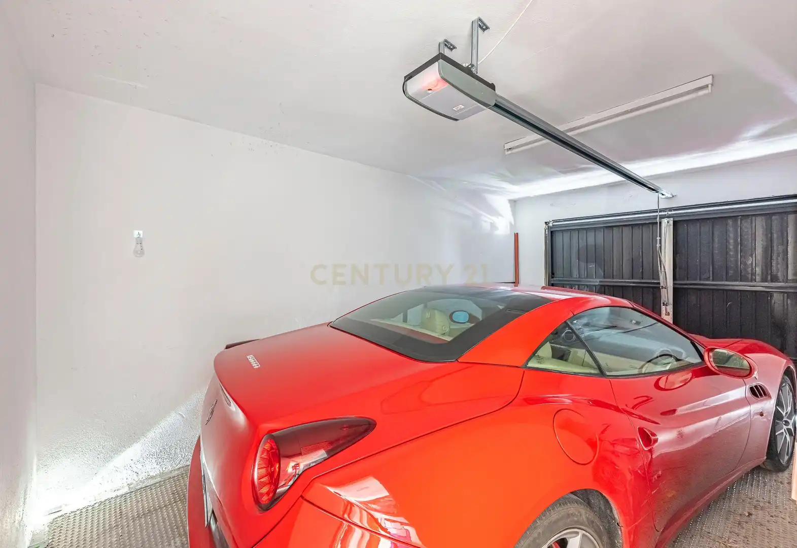 Aparcament de Casa adosada en venda en Estepona amb Jardí privat i Piscina comunitària