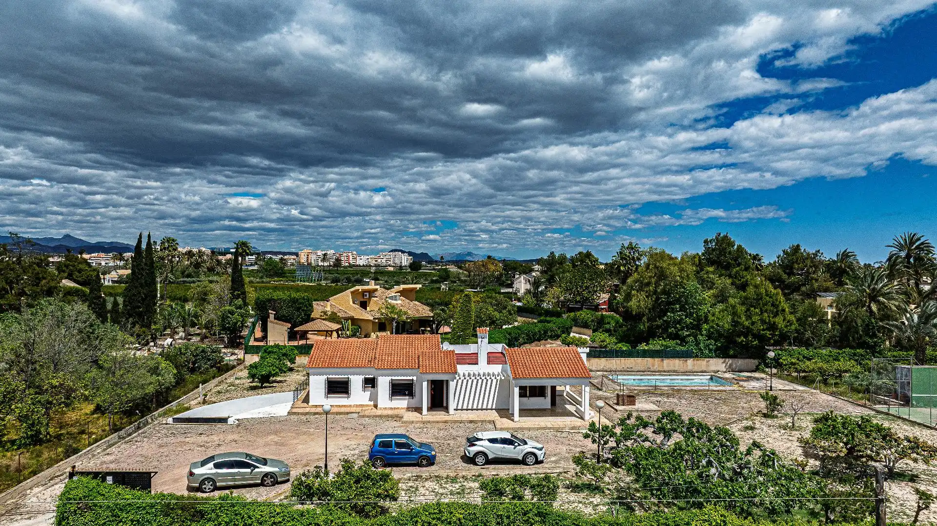 Vista exterior de Casa o xalet en venda en Elche / Elx amb Jardí privat, Terrassa i Piscina