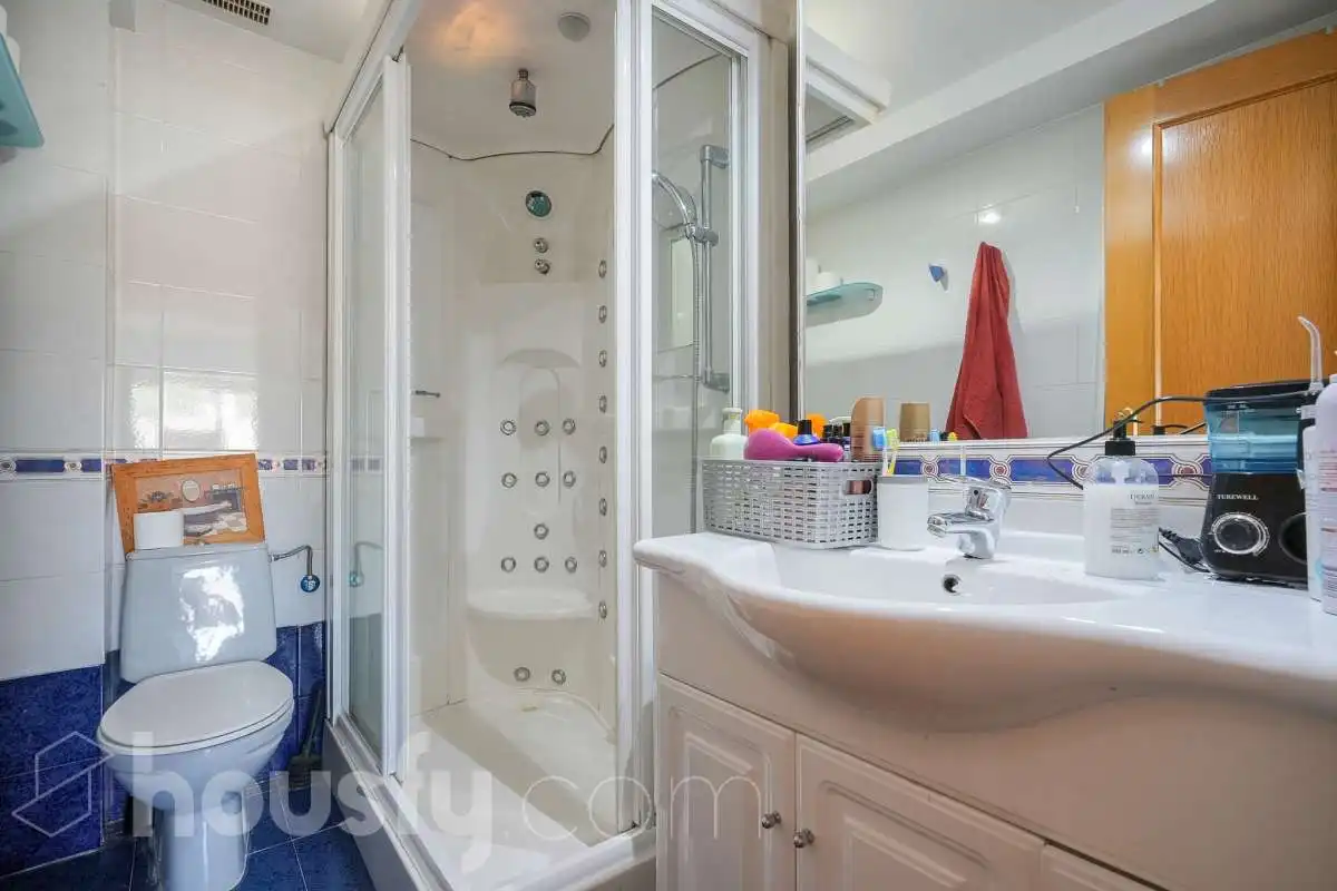 Bathroom of Flat for sale in Madrid  with Air Conditioner, Heating and Terrace