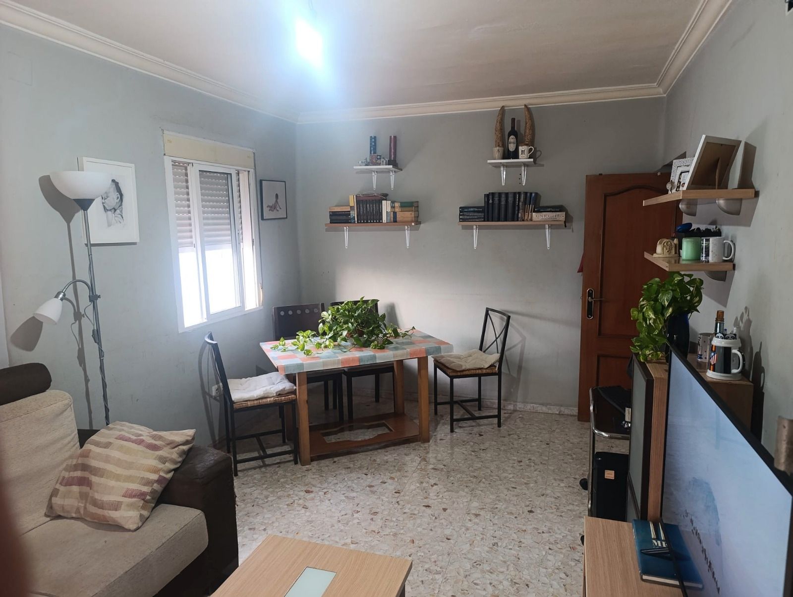Living room of Flat for sale in  Sevilla Capital  with Air Conditioner, Terrace and Furnished