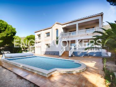 House with pool for sale in Carrer Garbi