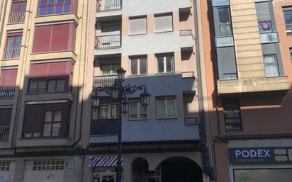 Vista exterior de Pis en venda en Oviedo  amb Calefacció