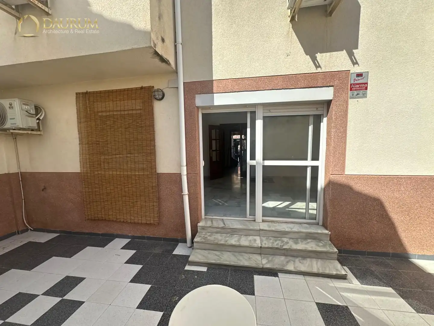 Vista exterior de Casa adosada en venda en Sevilla amb Aire condicionat, Calefacció i Terrassa