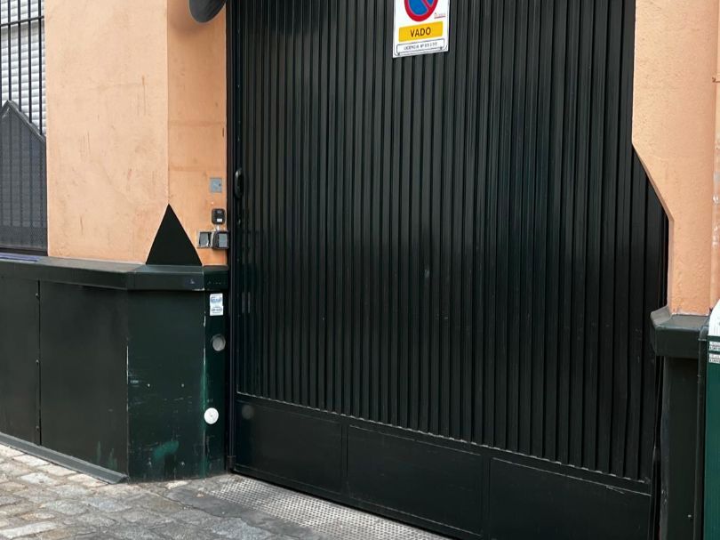 Vista exterior de Garatge en venda en  Sevilla Capital