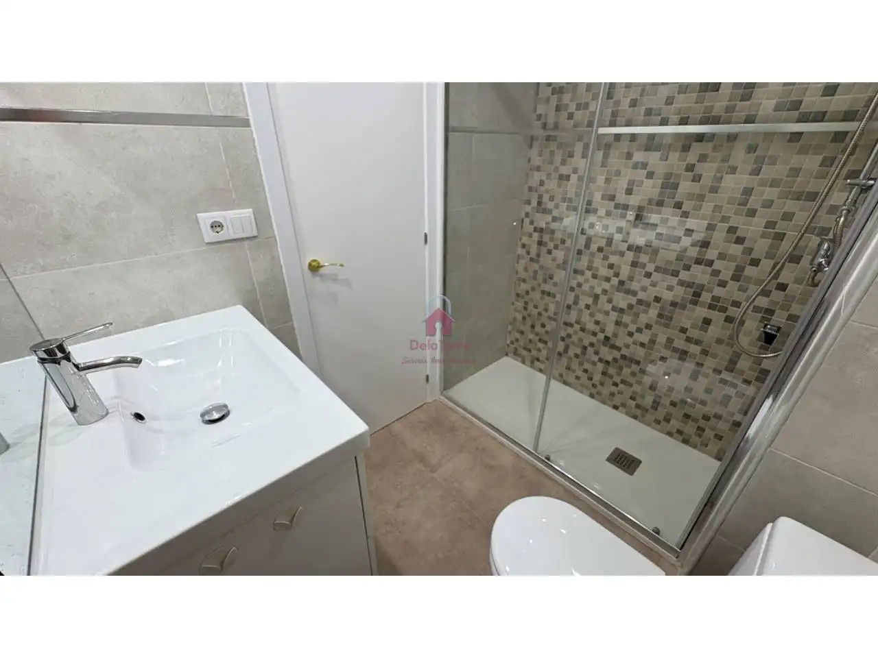 Bathroom of Flat for sale in Terrassa  with Air Conditioner, Parquet flooring and Balcony