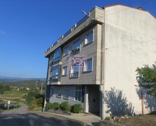 Vista exterior de Àtic en venda en Mondariz amb Calefacció, Terrassa i Traster