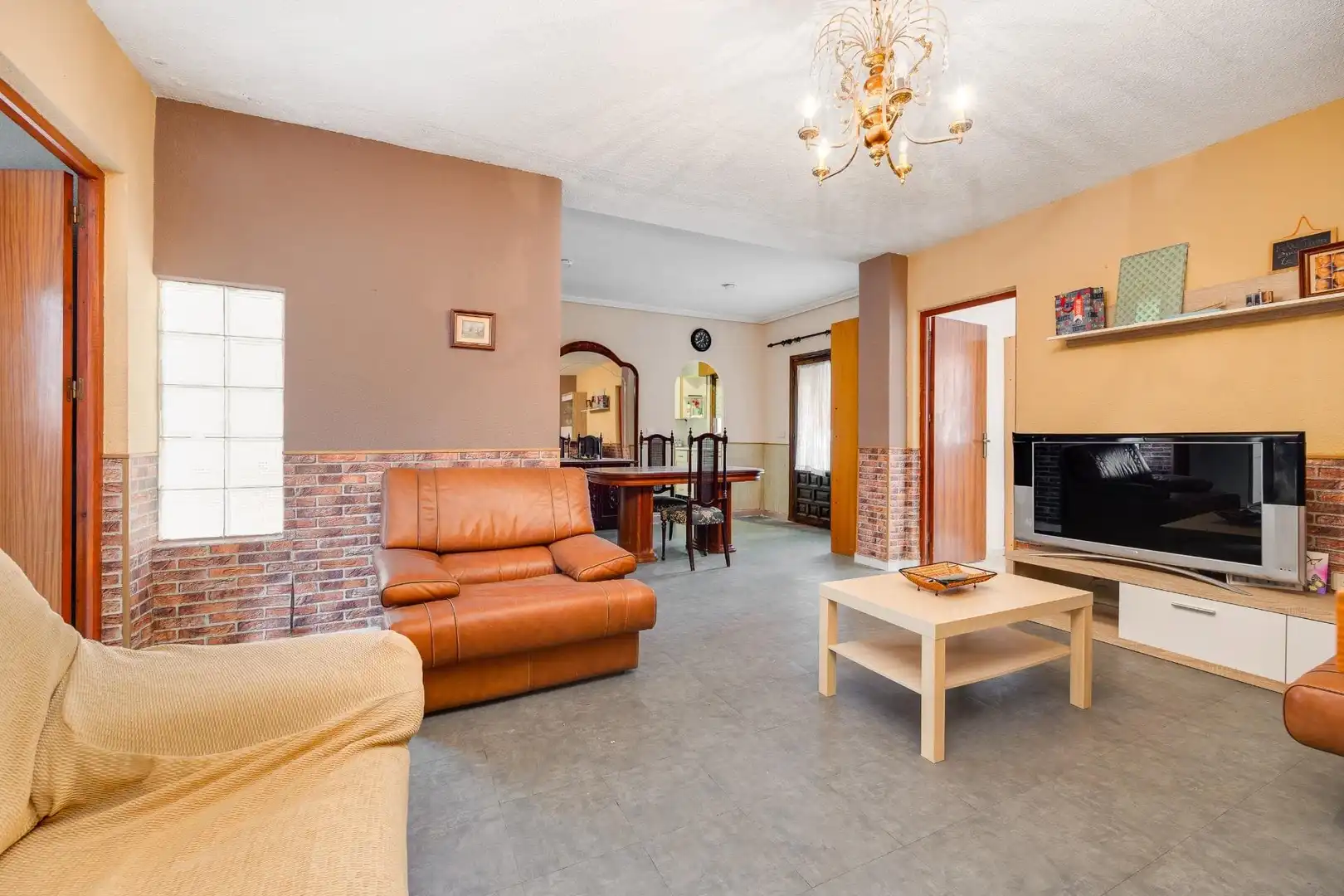 Sala d'estar de Casa adosada en venda en Orihuela amb Aire condicionat, Jardí privat i Terrassa