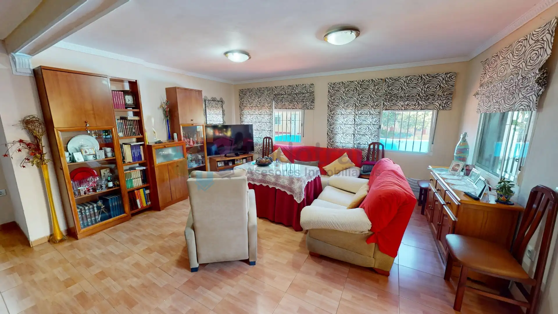 Sala d'estar de Casa o xalet en venda en Alcalá de Guadaira amb Aire condicionat, Jardí privat i Piscina