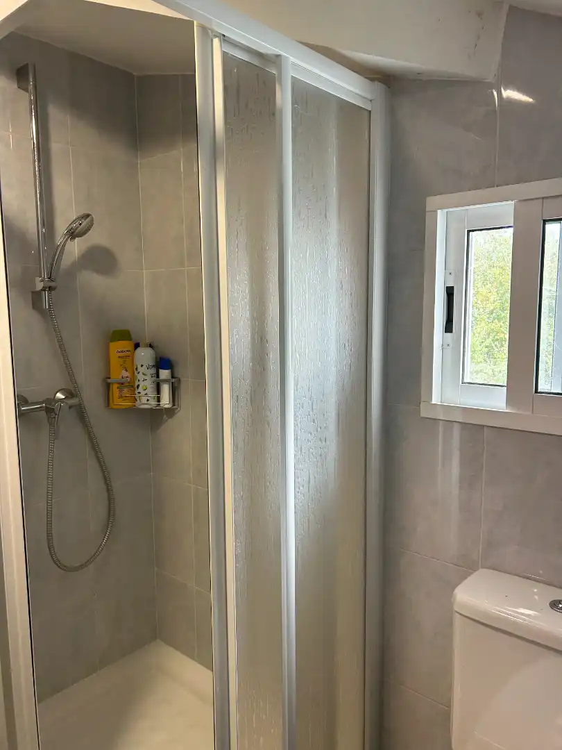 Badezimmer von Haus oder Chalet zum Verkauf in Poio mit Klimaanlage, Heizung und Terrasse