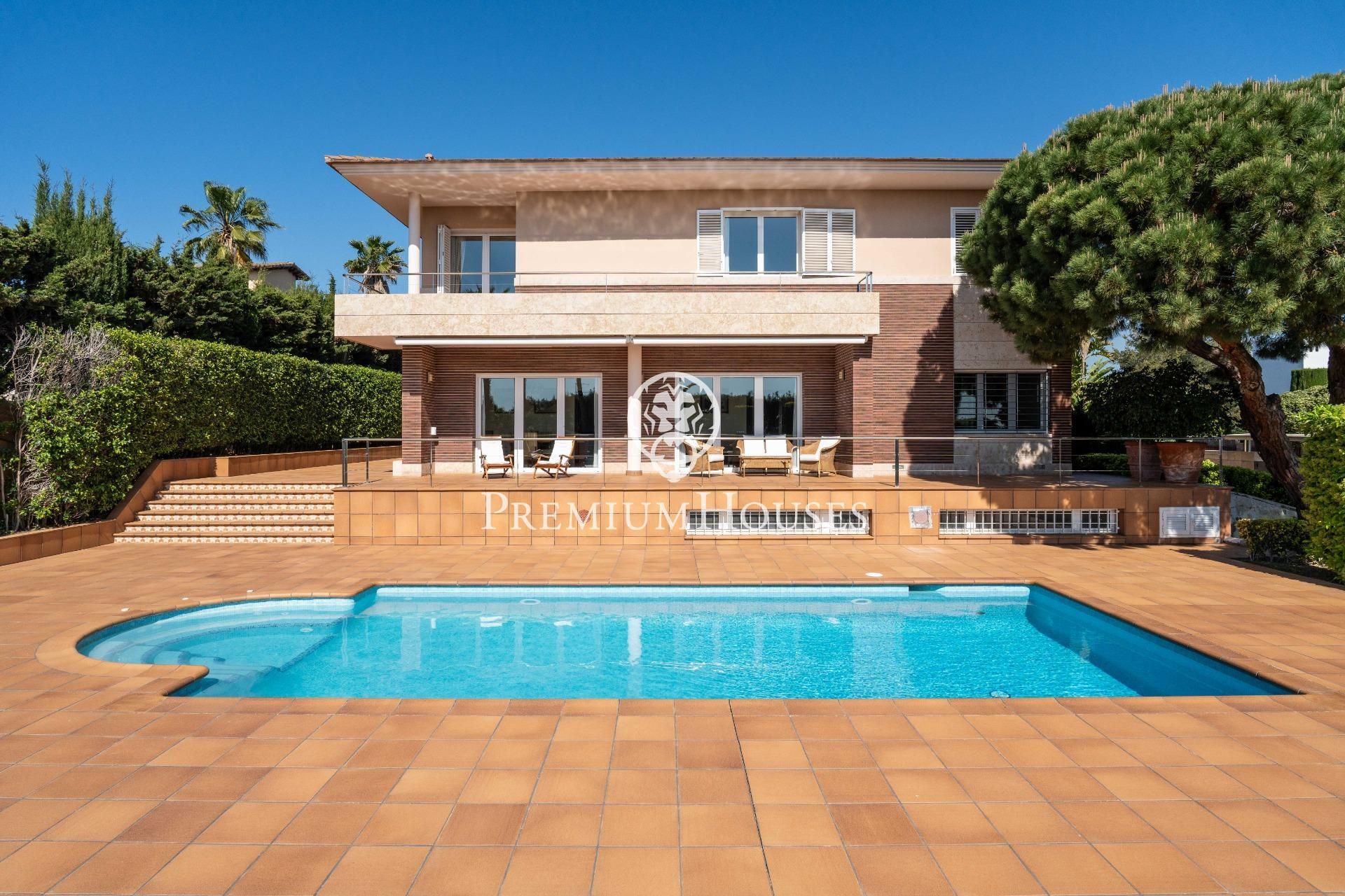 Vista exterior de Casa o xalet en venda en Vilanova i la Geltrú amb Aire condicionat, Calefacció i Jardí privat