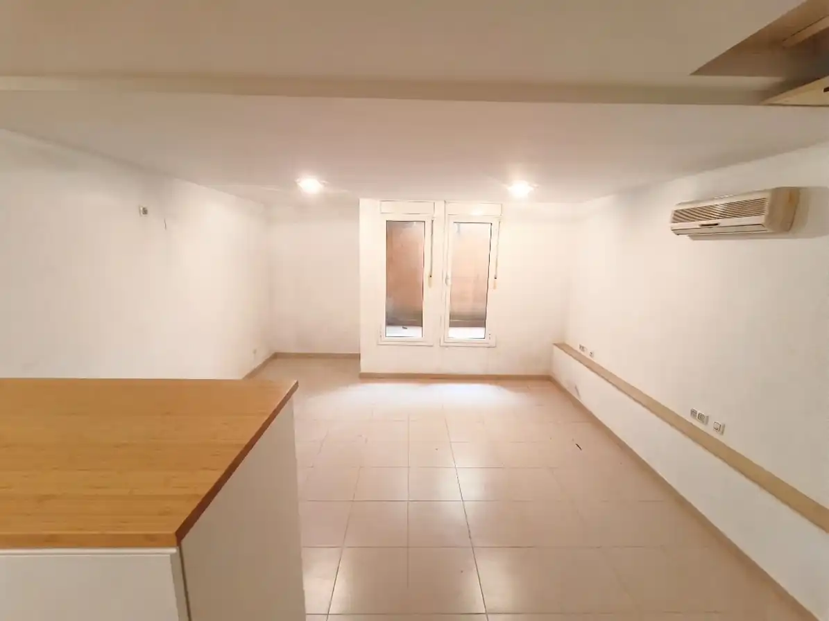 Büro zum Verkauf in Girona mit Klimaanlage, Heizung und Terrasse
