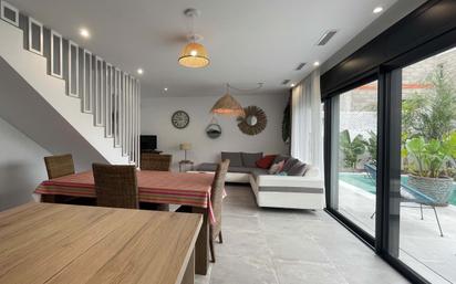 Sala d'estar de Casa adosada en venda en Empuriabrava amb Aire condicionat i Piscina