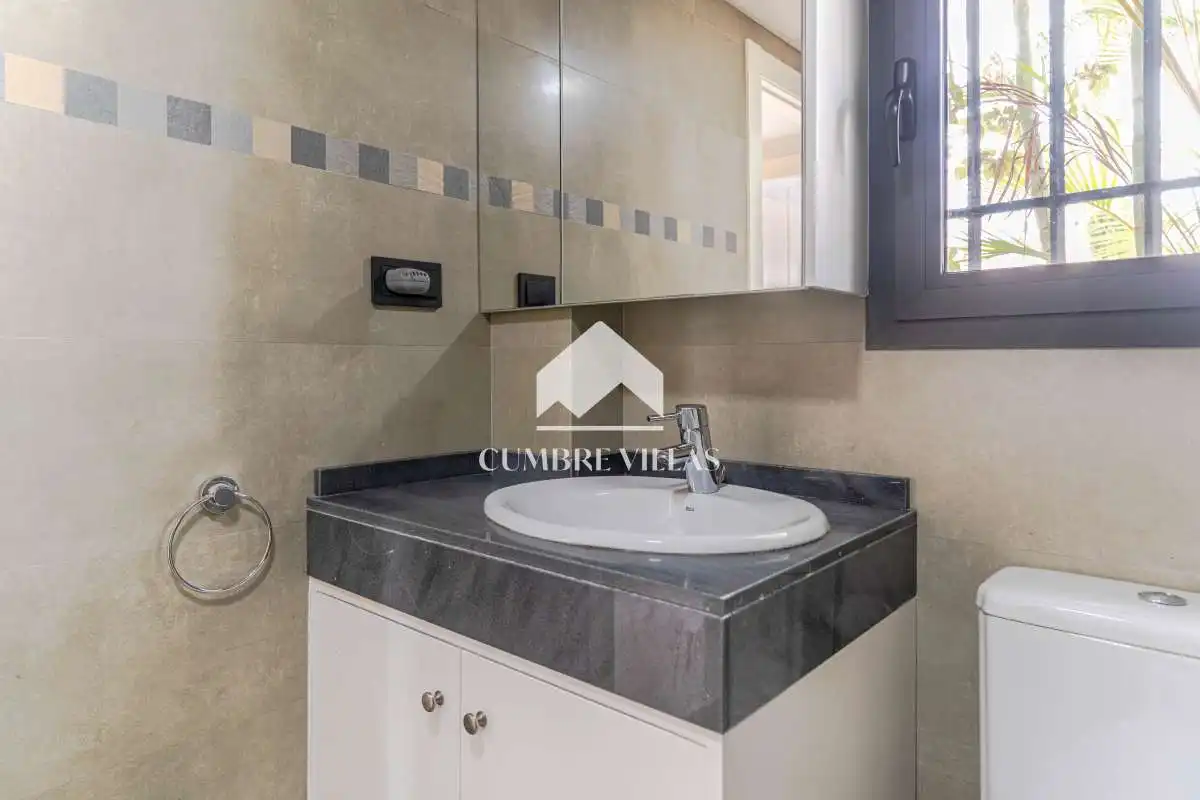Baño de Casa adosada en venta en Almuñécar con Terraza, Trastero y Internet
