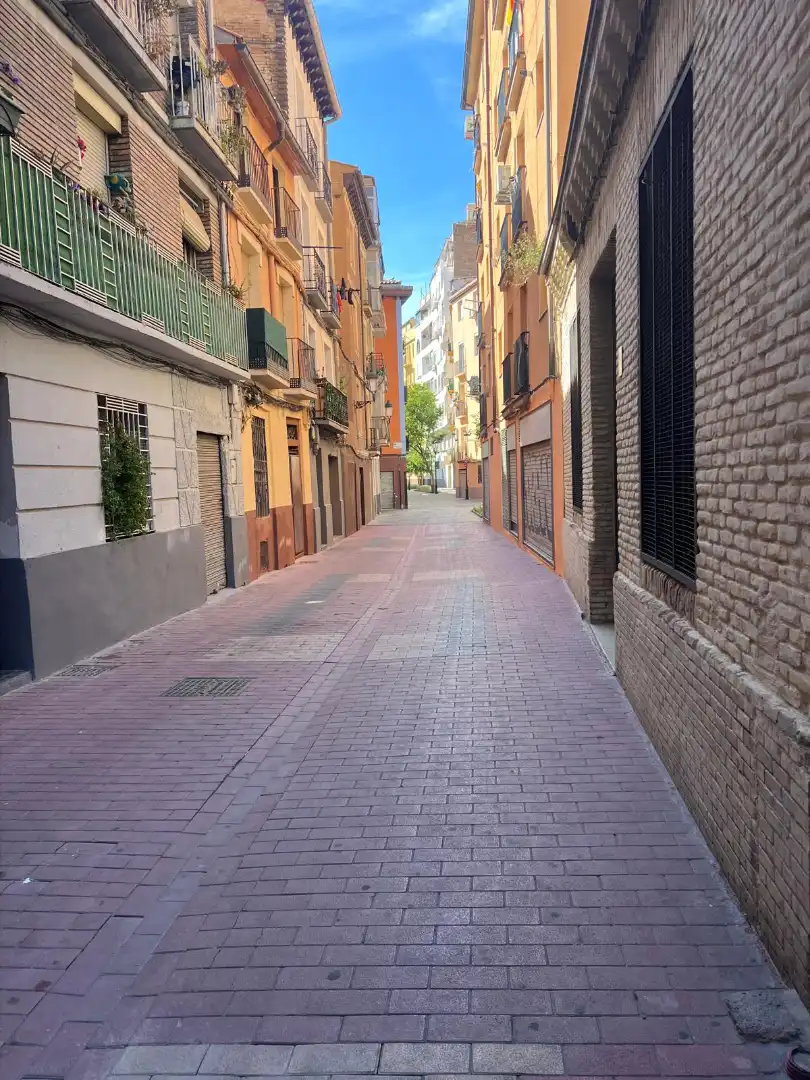 Außenansicht von Wohnung zum Verkauf in Zaragoza mit Klimaanlage, Heizung und Balkon