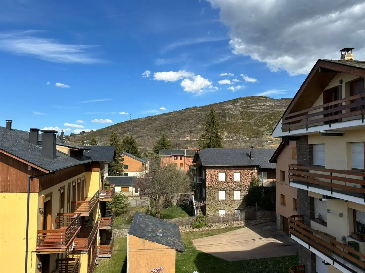 Vista exterior de Apartament de lloguer en Alp amb Calefacció i Moblat