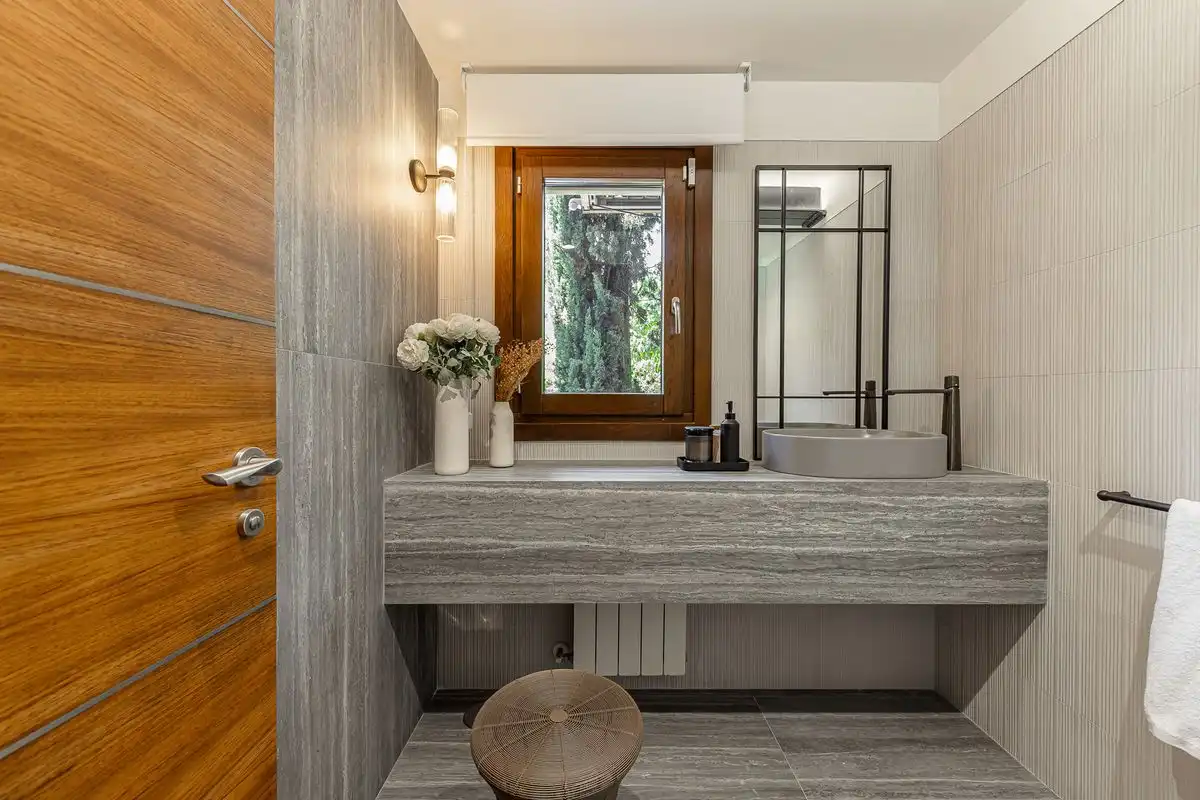 Badezimmer von Einfamilien-Reihenhaus zum Verkauf in Boadilla del Monte mit Klimaanlage, Heizung und Privatgarten