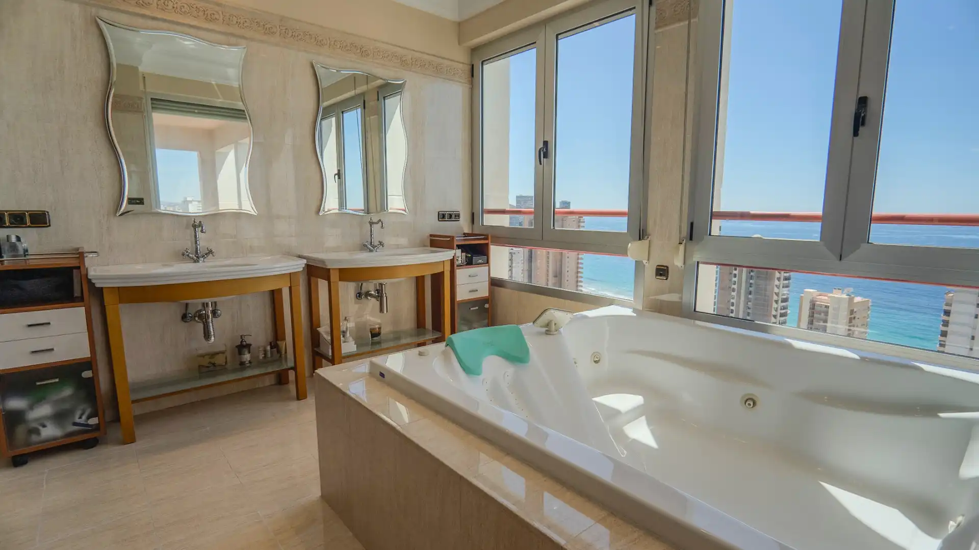 Bany de Àtic en venda en Benidorm amb Piscina, Moblat i Jacuzzi