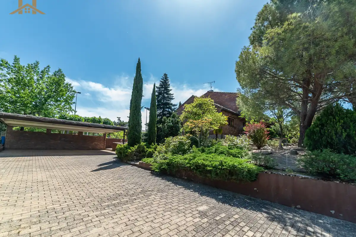 Vista exterior de Casa o xalet en venda en Boadilla del Monte amb Calefacció, Jardí privat i Parquet