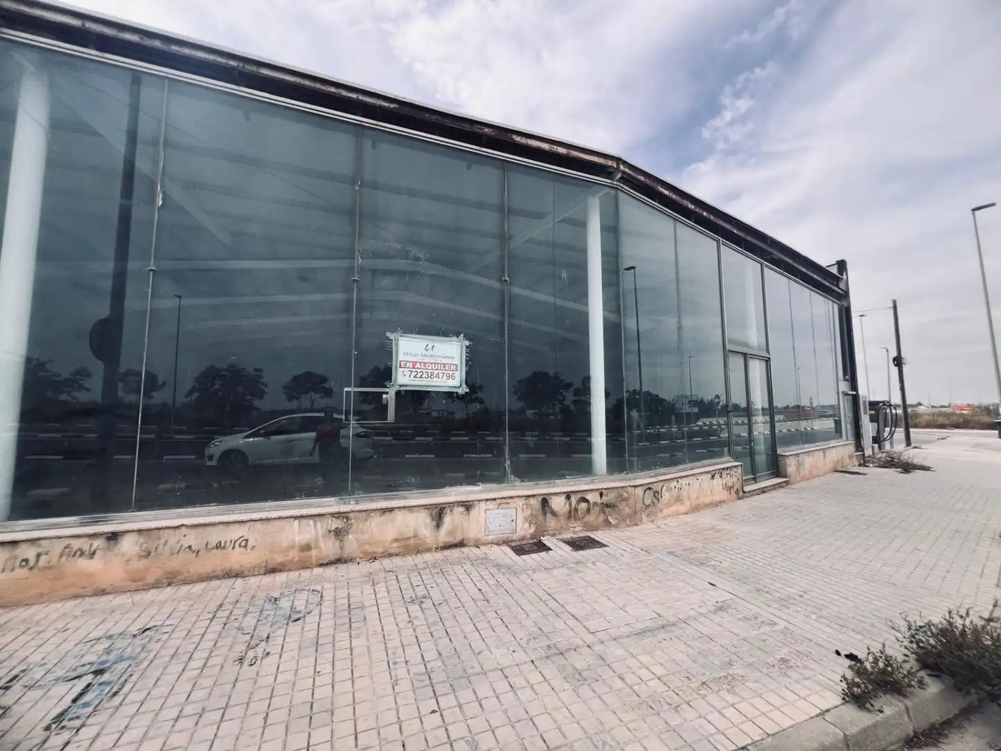 Industrial building to rent in Senda 2