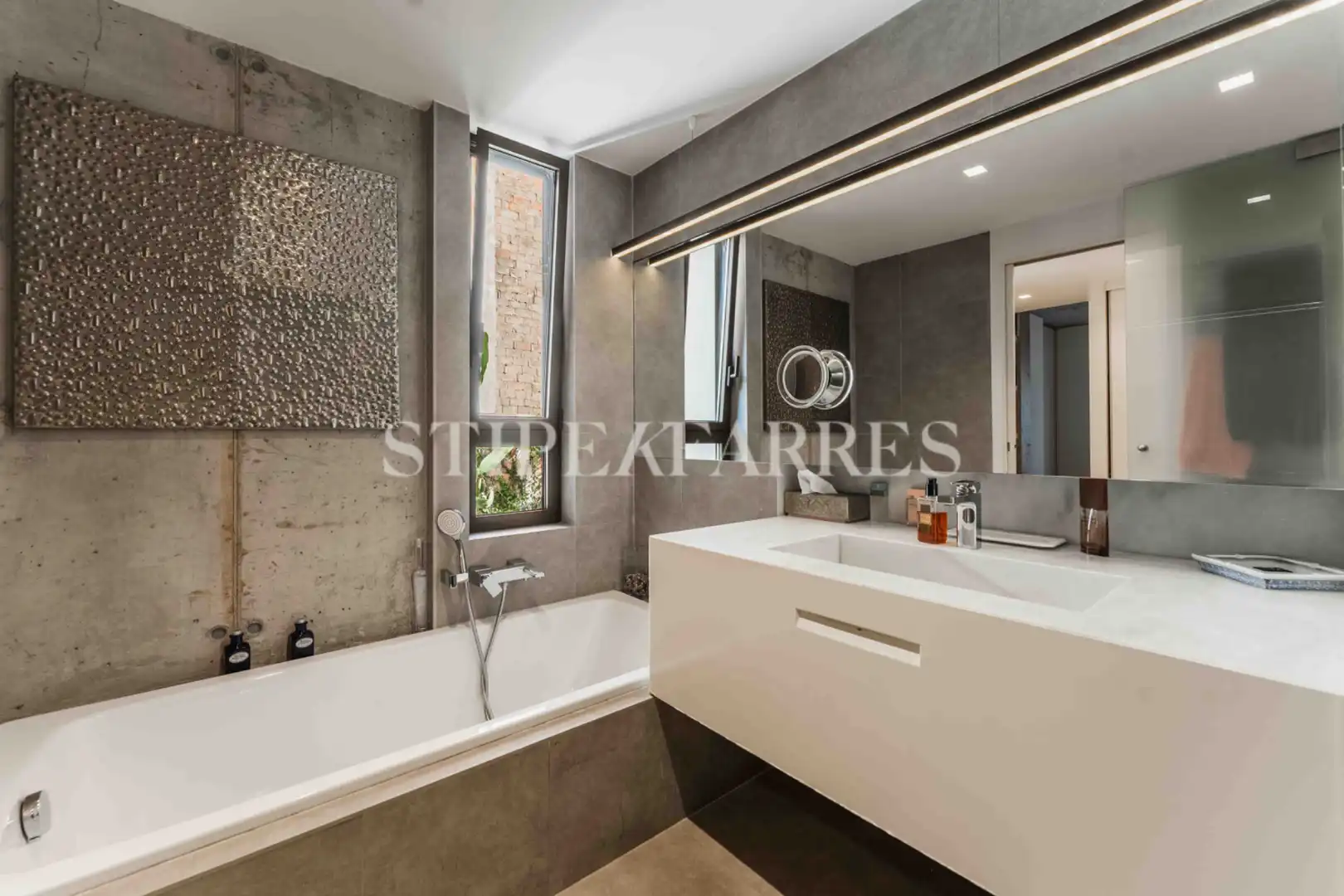 Baño de Casa adosada en venta en Barcelona con Aire acondicionado, Calefacción y Jardín privado