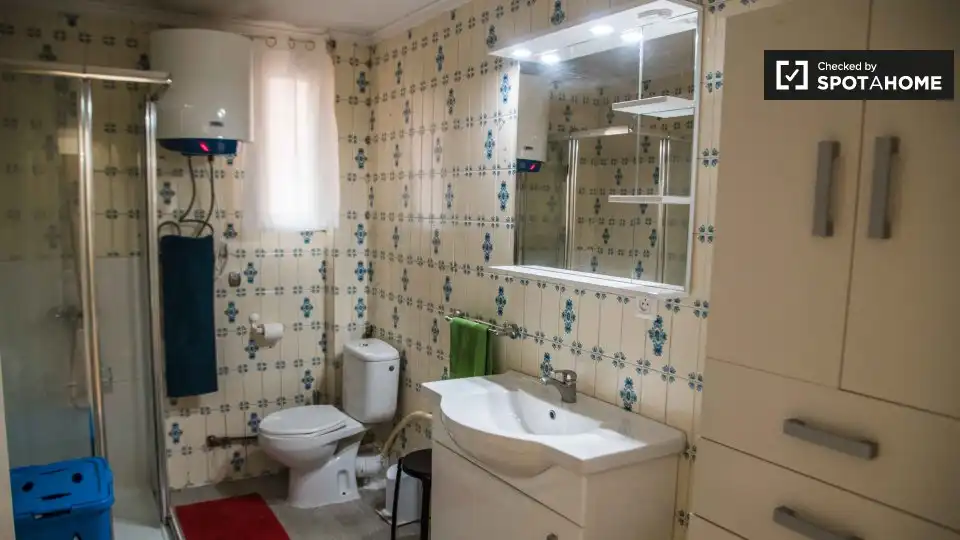 Bathroom of Flat for rent in Valencia  with Air Conditioner, Heating and Furnished