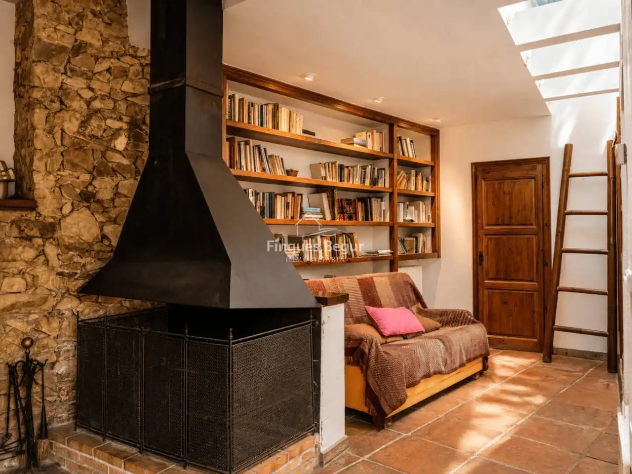 Sala d'estar de Finca rústica en venda en Mont-ras amb Calefacció, Jardí privat i Terrassa