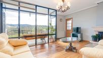 Sala d'estar de Casa o xalet en venda en Llanera amb Calefacció, Jardí privat i Terrassa