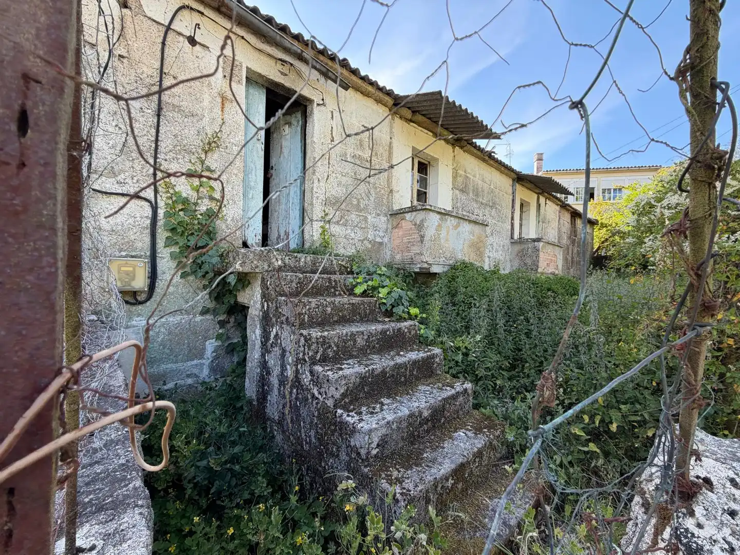 Außenansicht von Einfamilien-Reihenhaus zum Verkauf in San Cristovo de Cea mit Privatgarten und Balkon