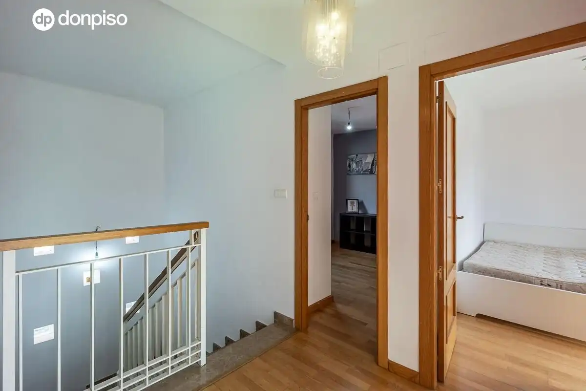 Casa adosada en venta en Jun con Calefacción, Terraza y Trastero