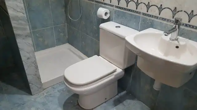 Badezimmer von Wohnung zur Miete in Mislata mit Klimaanlage, Abstellraum und Ofen
