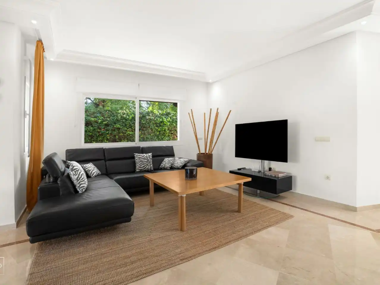 Living room of Apartments for sale in Nueva Andalucía