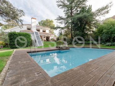 House with pool for sale in Las Lomas