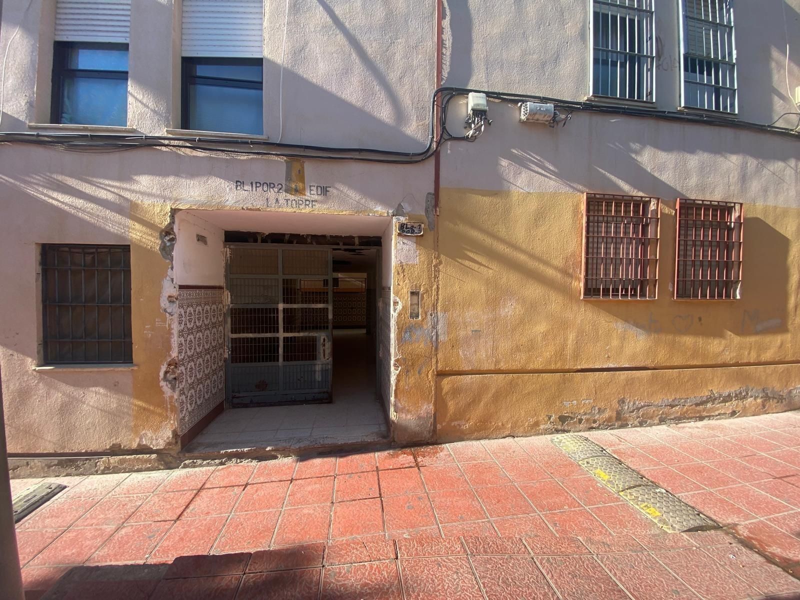 Vista exterior de Piso en venta en  Almería Capital con Alarma