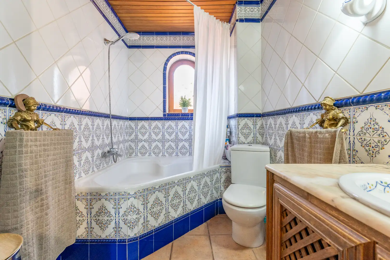 Badezimmer von Dachboden zum Verkauf in Reus mit Klimaanlage, Heizung und Parkett