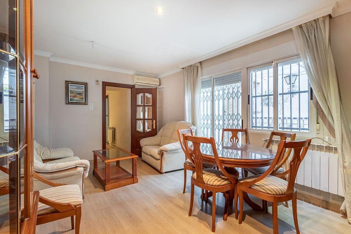 Sala d'estar de Casa adosada en venda en  Granada Capital amb Calefacció i Terrassa