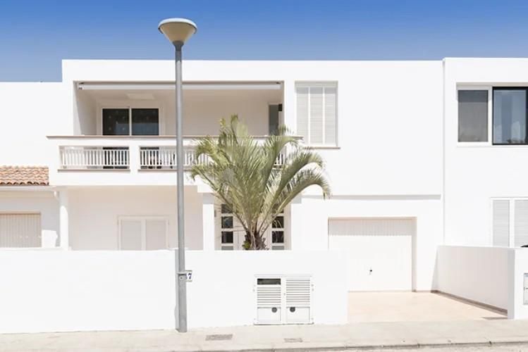 Vista exterior de Casa o xalet en venda en Arona amb Jardí privat, Terrassa i Piscina