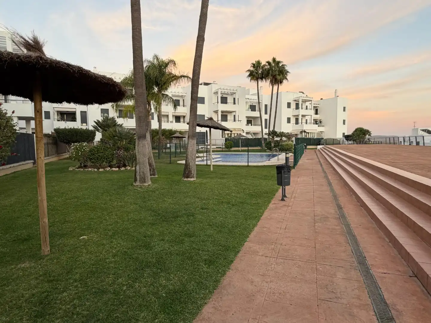 Vista exterior de Casa adosada en venda en Conil de la Frontera amb Terrassa, Traster i Piscina comunitària