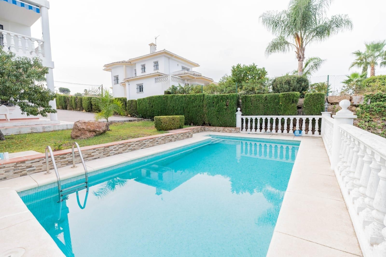 Piscina de Casa o xalet en venda en Marbella amb Jardí privat, Terrassa i Piscina comunitària