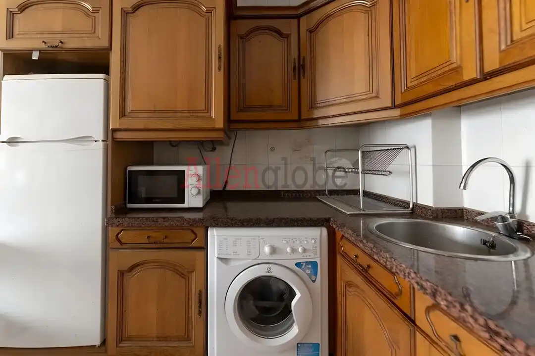 Cuina de Apartament en venda en Oviedo  amb Calefacció i Traster