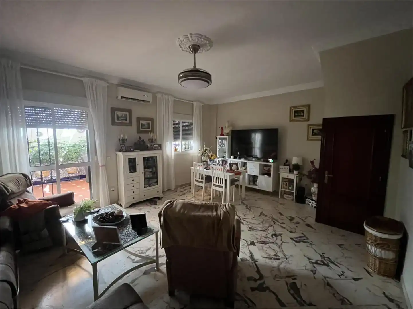 Sala d'estar de Casa adosada en venda en La Algaba amb Aire condicionat i Balcó