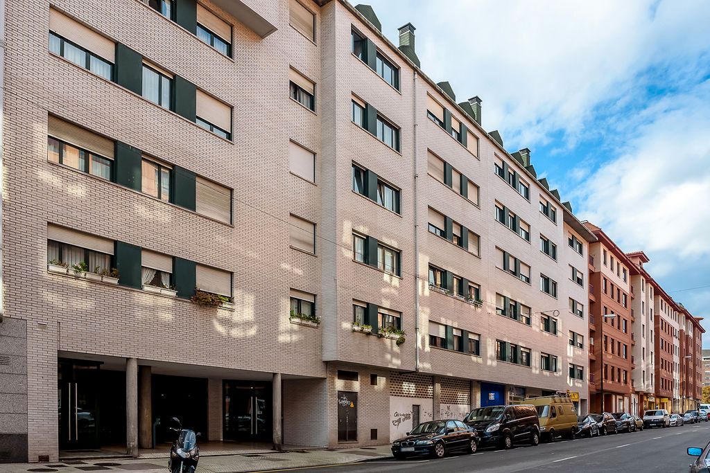 Vista exterior de Local en venda en Oviedo 