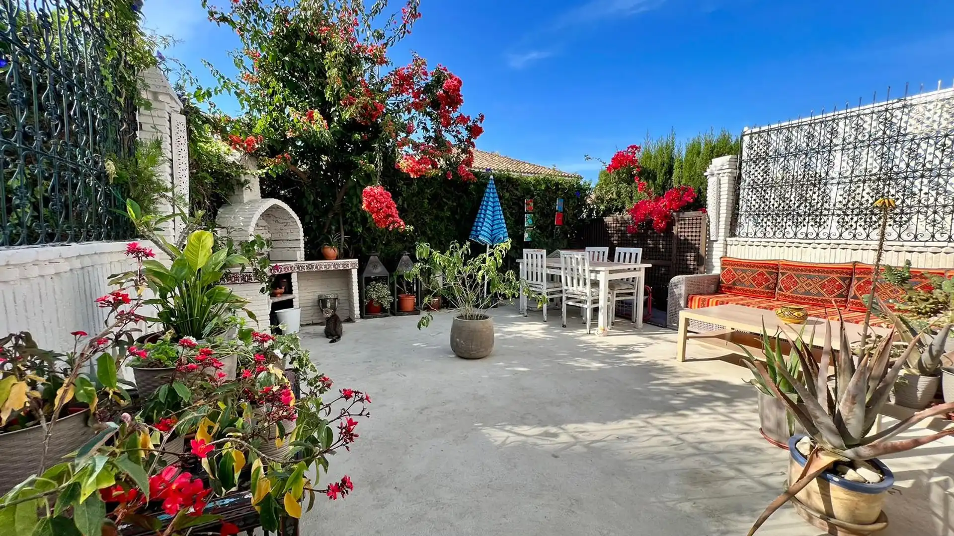 Terrasse von Einfamilien-Reihenhaus zum Verkauf in Estepona mit Klimaanlage, Privatgarten und Terrasse