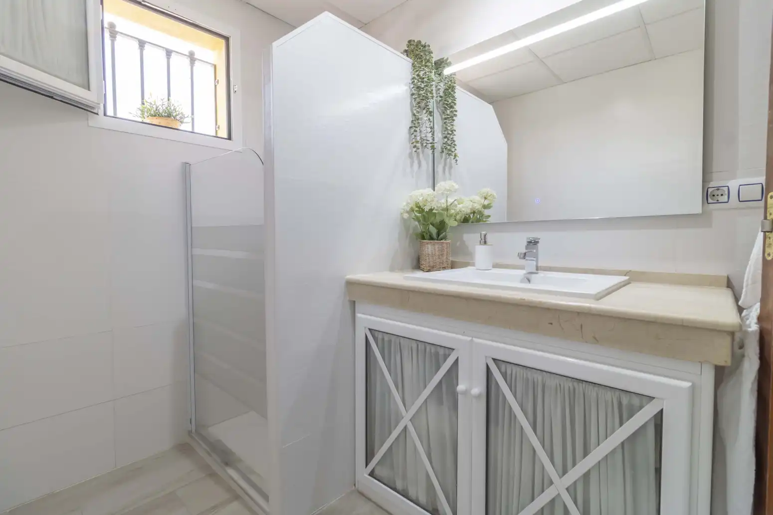 Bany de Casa adosada en venda en Gines amb Aire condicionat, Jardí privat i Terrassa