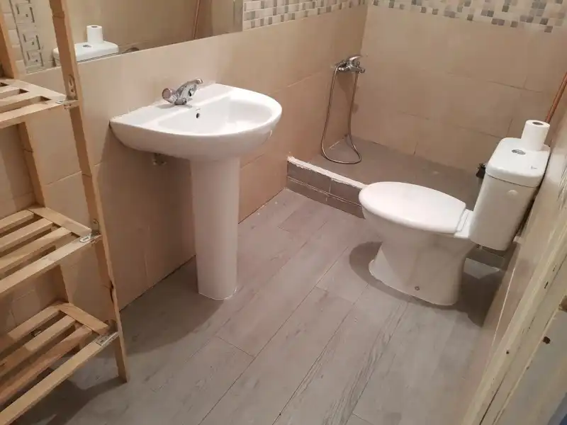 Baño de Planta baja en venta en Plasencia con Aire acondicionado y Jardín privado
