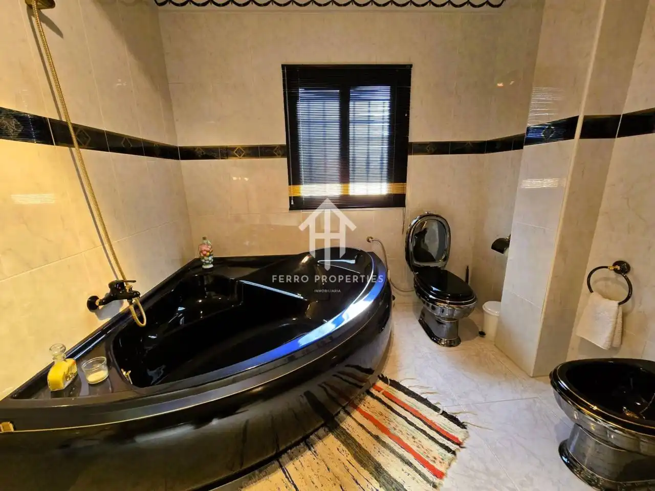 Bany de Casa o xalet en venda en Loja amb Jardí privat, Terrassa i Piscina