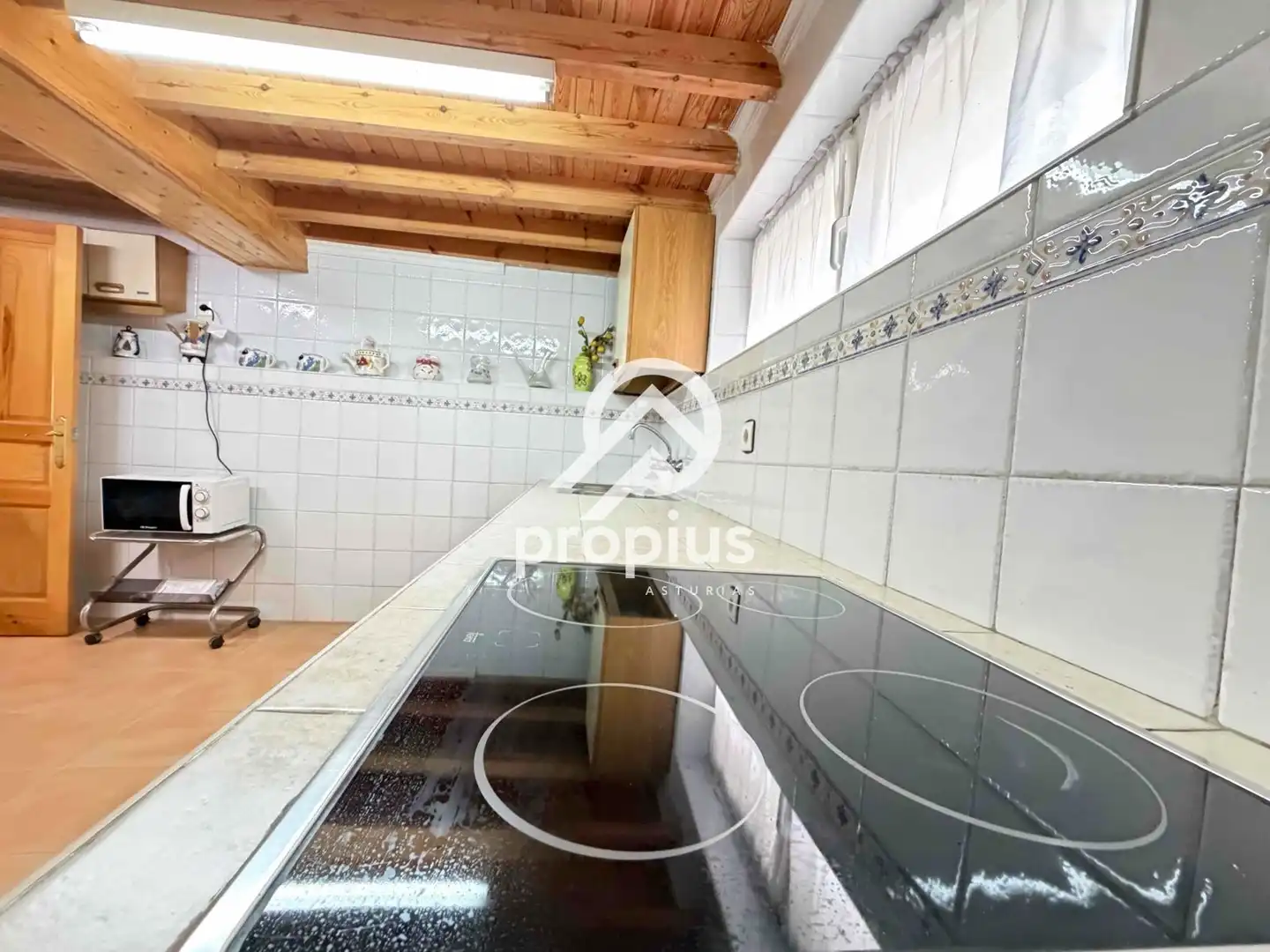 Cuina de Casa o xalet en venda en Llanes amb Calefacció, Terrassa i Traster