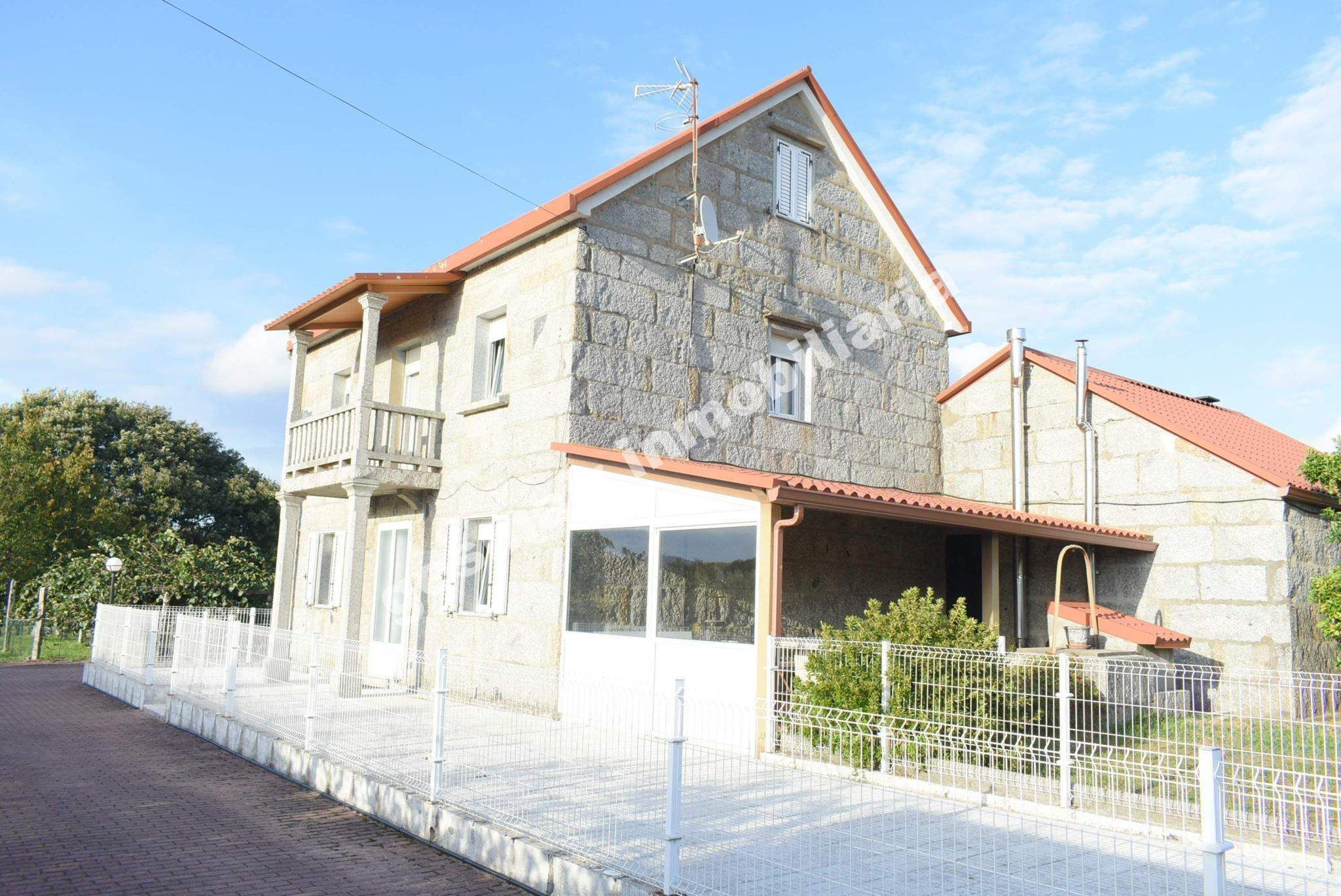 Vista exterior de Casa o xalet en venda en Barro amb Jardí privat, Parquet i Terrassa