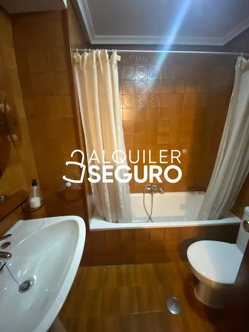 Bany de Pis de lloguer en Guadalajara amb Aire condicionat, Calefacció i Terrassa