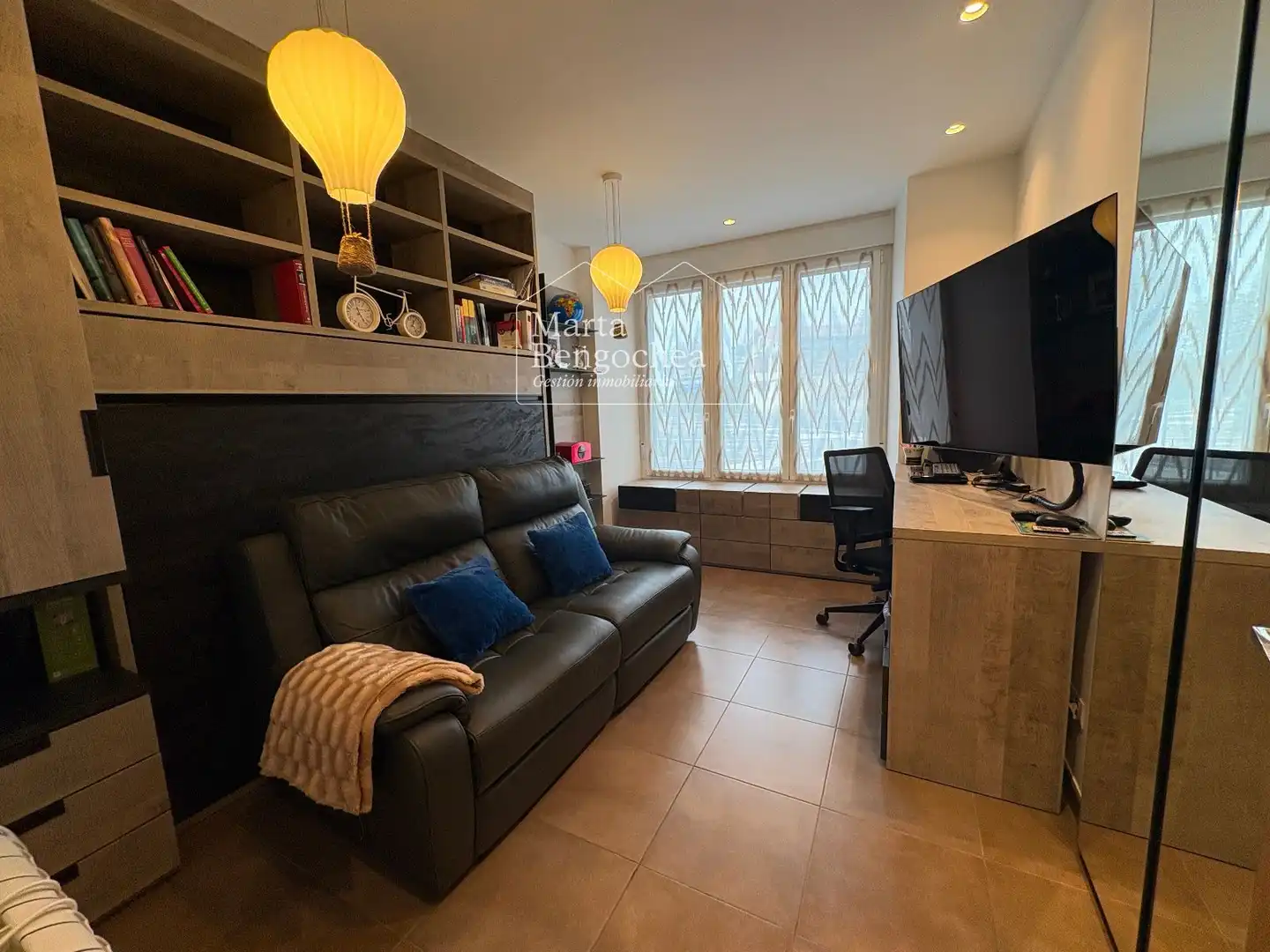 Sala d'estar de Pis en venda en Vitoria - Gasteiz amb Calefacció, Terrassa i Moblat