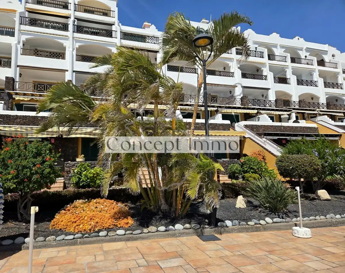 Vista exterior de Piso en venta en Arona con Terraza, Alarma y Piscina comunitaria